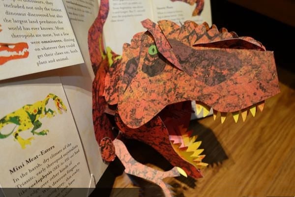 Encyklopedi om dinosaurier i 3D đ HARDCOVER