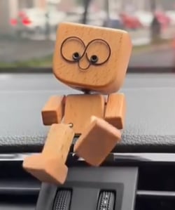 Charmant liten träfigur med 12 magnetiska uttryck