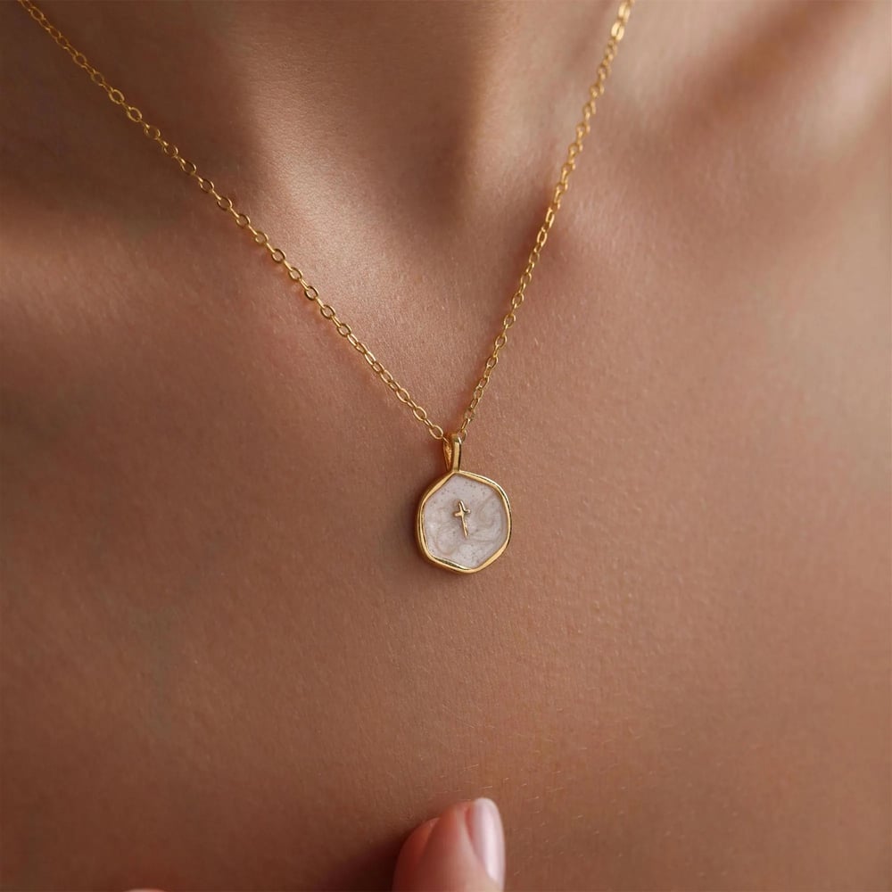 Elegant halsband med elegant kors