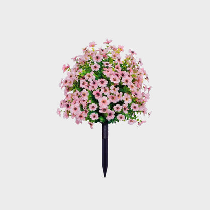 Blomsterarrangemang med konstgjord eukalyptus och violer