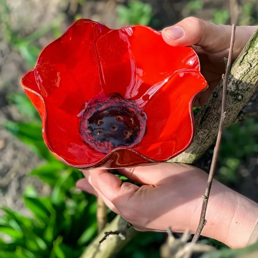 Handgjort fågelbad med form av en blomma