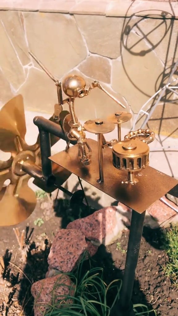 🥁Handgjord vindfångare i metall – rockbanddesign