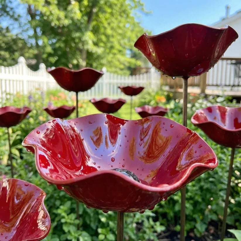 Handgjort fågelbad med form av en blomma