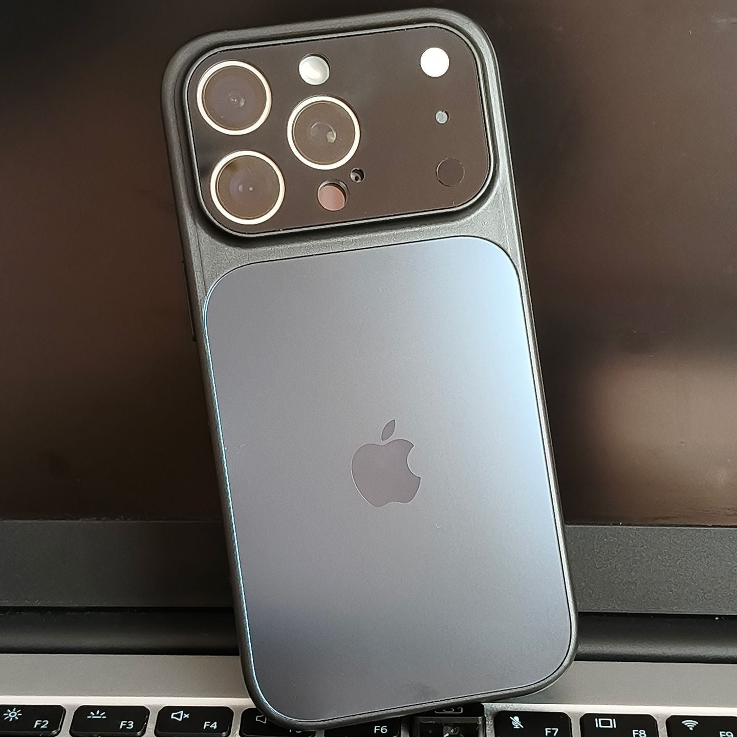 Metalliskt Magsafe iPhone-skal