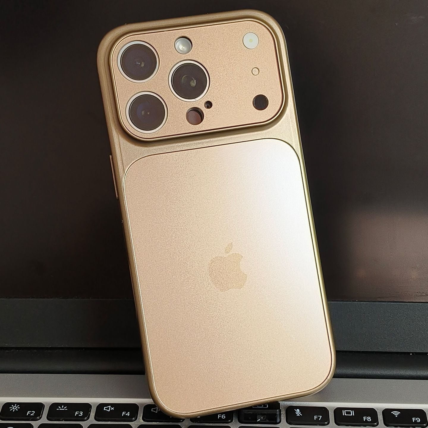 Metalliskt Magsafe iPhone-skal