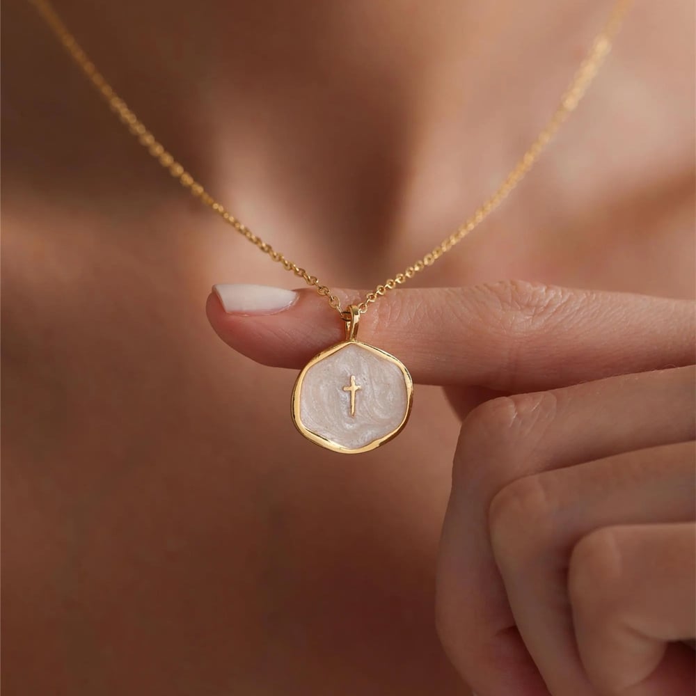 Elegant halsband med elegant kors