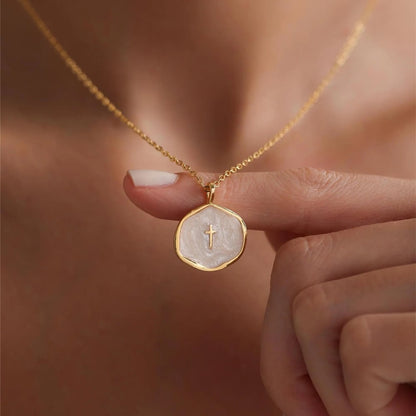 Elegant halsband med elegant kors