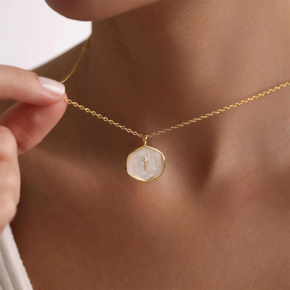 Elegant halsband med elegant kors