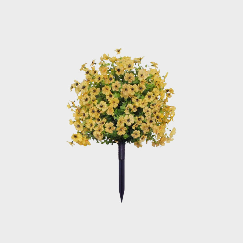 Blomsterarrangemang med konstgjord eukalyptus och violer