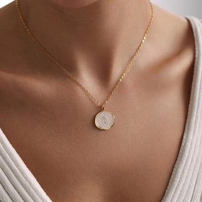 Elegant halsband med elegant kors