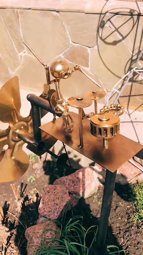 🥁Handgjord vindfångare i metall – rockbanddesign