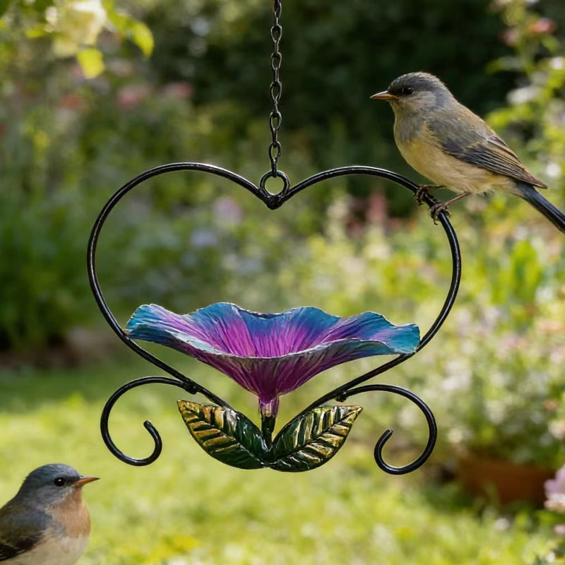 Hängande fågelmatare med blommönster